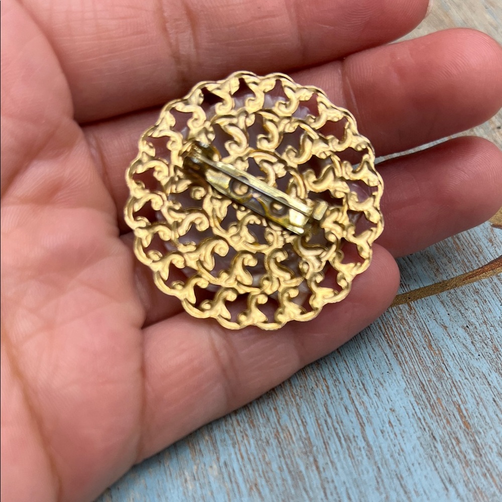 Shell brooch - Picture 2 of 2